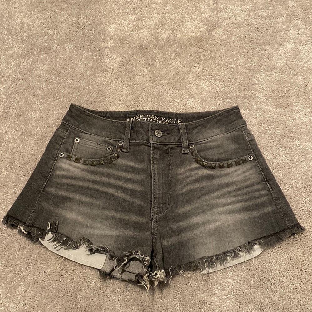 American Eagle women’s hi-rise grey denim shorts. Size 4